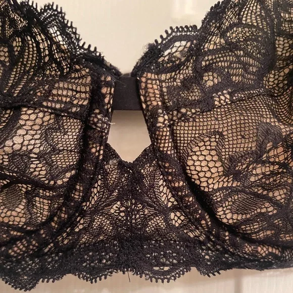 Calvin Klein Women's Seductive Comfort Unlined Lace Bra - Picture 11 of 15